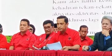 Tim Hukum Hasto Kristiyanto, Ronny Talapessy saat konferensi pers di DPP PDI Perjuangan, Jakarta Pusat, Rabu (12/3/2025). (Ilham F/Suaranusantara).