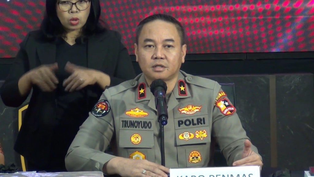 Karopenmas Divhumas Polri, Brigjen Pol.Trunoyudo Wisnu Andiko saat konferensi pers di Bareskrim Mabes Polri, Jakarta Selatan, pada Senin (24/03/2025). (Ilham F/Suaranusantara).