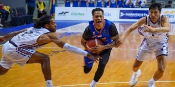Pebasket Satria Muda Pertamina Jakarta Jarron Tevanti Crump (tengah) berusaha melewati adangan pebasket Bima Perkasa Jogja Handri Satrya Santosa (kanan) dan Corey Anthony Raley-Ross (kiri) saat pertandingan Indonesia Basketball League (IBL) 2025 di Britama Arena, Jakarta, Jumat (14/3/2025). Satria Muda Pertamina Jakarta menang atas Bima Perkasa dengan skor 83-59. ANTARA FOTO/Ferlian Septa Wahyusa