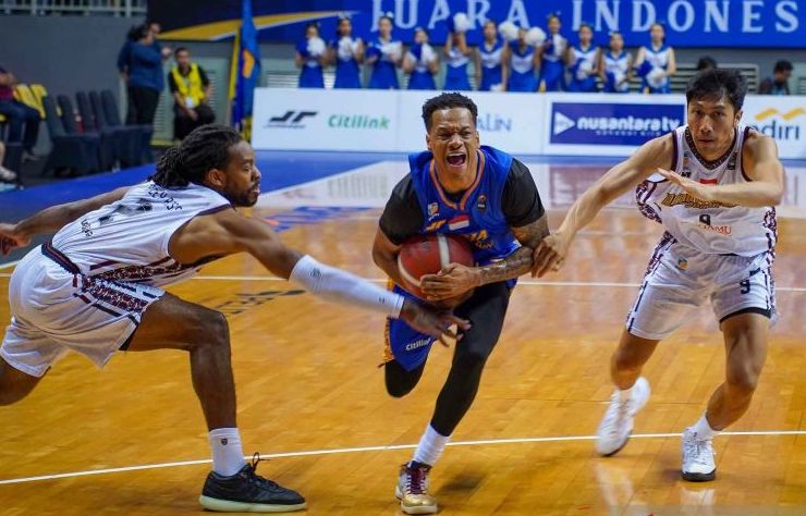 Pebasket Satria Muda Pertamina Jakarta Jarron Tevanti Crump (tengah) berusaha melewati adangan pebasket Bima Perkasa Jogja Handri Satrya Santosa (kanan) dan Corey Anthony Raley-Ross (kiri) saat pertandingan Indonesia Basketball League (IBL) 2025 di Britama Arena, Jakarta, Jumat (14/3/2025). Satria Muda Pertamina Jakarta menang atas Bima Perkasa dengan skor 83-59. ANTARA FOTO/Ferlian Septa Wahyusa