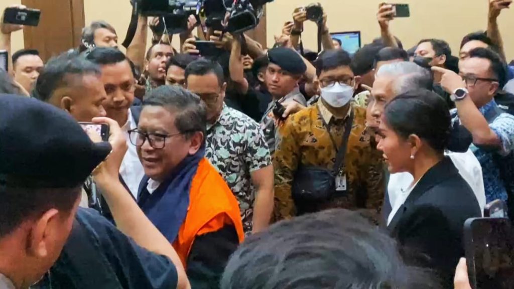 Sekjen PDI Perjuangan, Hasto Kristiyanto saat tiba di PN Jakarta Pusat, Jum'at (14/3/2025) akan jalani sidang perdana. (Ilham F/Suaranusantara).
