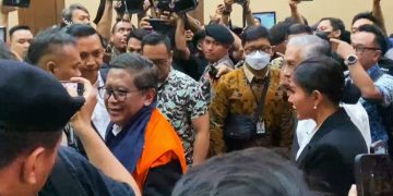 Sekjen PDI Perjuangan, Hasto Kristiyanto saat tiba di PN Jakarta Pusat, Jum'at (14/3/2025) akan jalani sidang perdana. (Ilham F/Suaranusantara).
