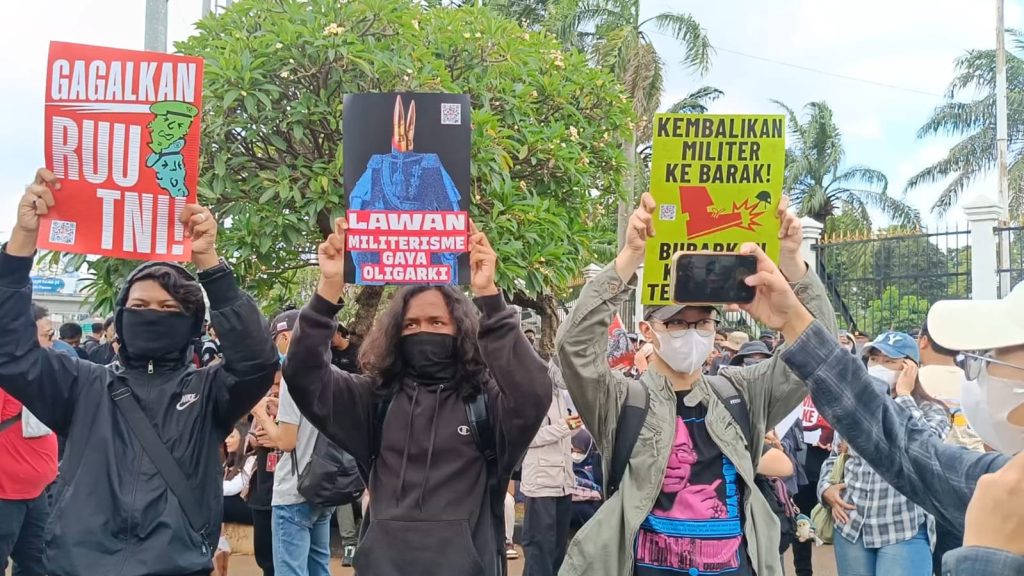 Massa aksi unjuk rasa tolak UU TNI di depan gedung DPR RI, Jakarta Pusat, Kamis (20/3/2025). (Ilham F/Suaranusantara).