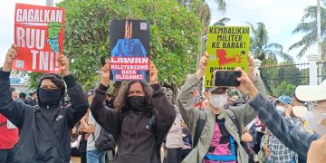 Massa aksi unjuk rasa tolak UU TNI di depan gedung DPR RI, Jakarta Pusat, Kamis (20/3/2025). (Ilham F/Suaranusantara).