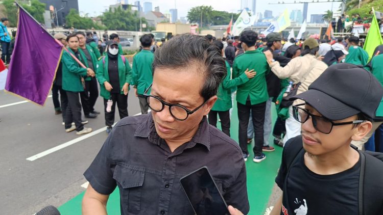 Direktur Eksekutif Amnesty Internasional Indonesia, Usman Hamid saat diwawancarai di depan gedung DPR RI, Jakarta Pusat, Kamis (20/3/2025). (Ilham F/Suaranusantara