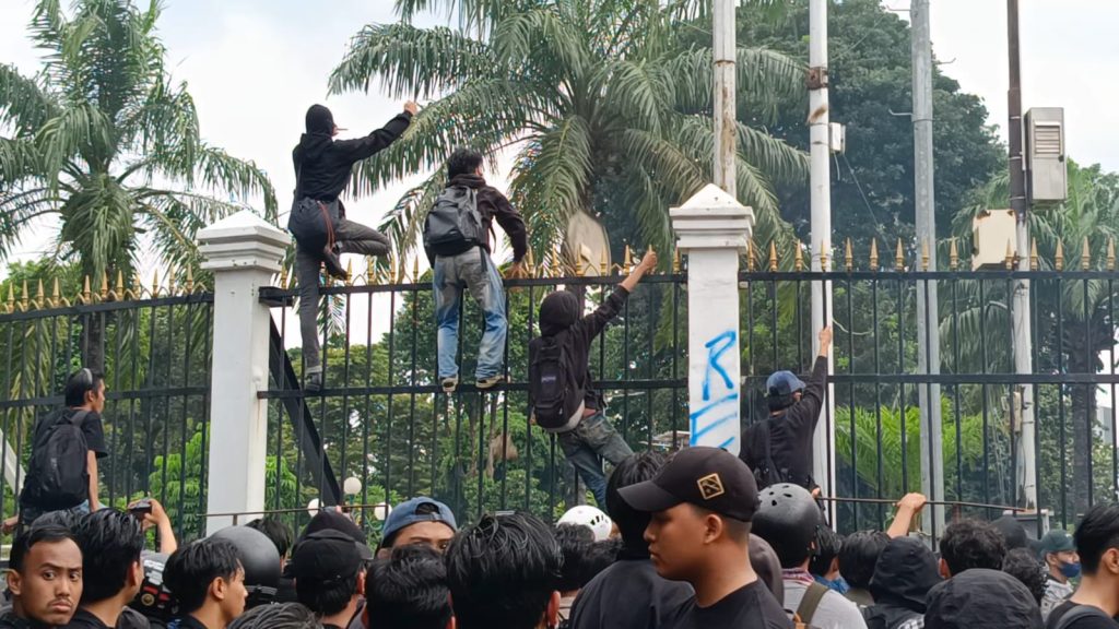 Massa gelar demo tolak UU TNI