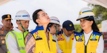 Wamen PU Diana Kusumastuti saat dampingi Wakil Presiden Gibran Rakabuming Raka meninjau progres pembangunan Tol Serang-Panimbang.(ist
