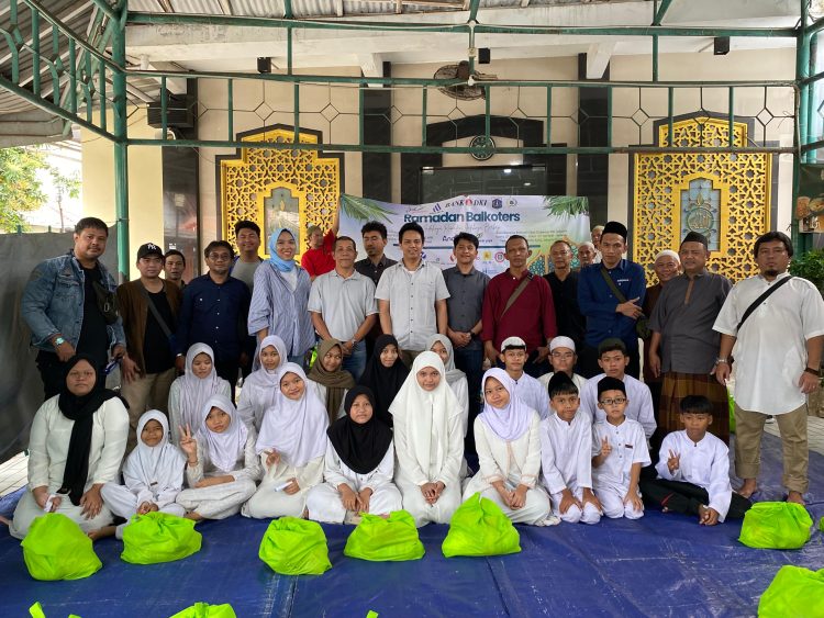 Koordinatoriat Wartawan Balai Kota-DPRD DKI Jakarta (Balkoters) dalam acara santunan anak yatim dan dhuafa di Masjid Jami Assuhaimiyah Kebon Sirih (Dok Suaranusantara.com).