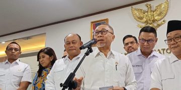 Menaker, Zulkifli Hasan (Zulhas) saat konferensi pers di kantor Kemenko Pangan, Jakarta Pusat, Senin (3/3/2025) bahas program Makan Bergizi Gratis (MBG). (Ilham F/Suaranusantara)