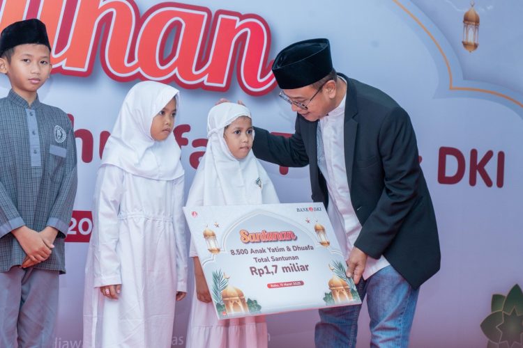Momen Direktur Keuangan & Strategi Bank DKI, Romy Wijayanto beri bantuan secara simbolis ke perwakilan anak-anak dari 10 Yayasan Yatim Piatu/Panti Asuhan (Dok Istimewa).