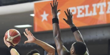 Pebasket Pelita Jaya Jakarta Kevin Ornell Chapman MC Daniels (kiri) menembak bola yang coba diblok pebasket Borneo Hornbills Brandon Lee McCoy (kanan) dalam laga lanjutan Indonesia Basketball League (IBL) 2025 di Jakarta, Kamis (13/3/2025). Pelita Jaya berhasil menundukkan Borneo Hornbills dengan skor 97-94. ANTARA FOTO/Akbar Nugroho Gumay