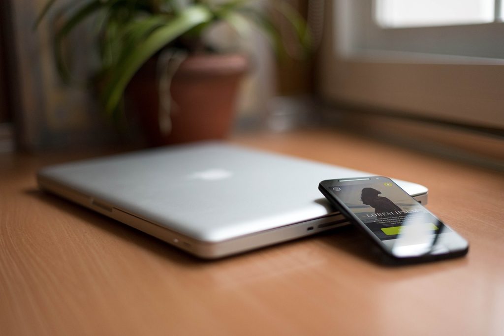 Smartphone vs. Laptop: Mana yang Lebih Cocok untuk Anda?