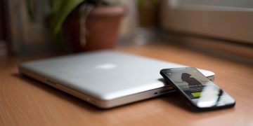 Smartphone vs. Laptop: Mana yang Lebih Cocok untuk Anda?