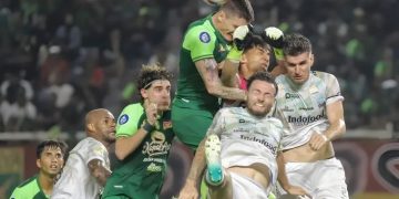 Pesepak bola Persebaya Surabaya Slavko Damjanovic (tengah) berebut bola di udara dengan pesepak bola Persib Bandung Nick Kuipers (kanan), Marc Klok (kedua kanan), dan penjaga gawang Kevin Ray Mendoza (ketiga kanan) pada pertandingan BRI Liga 1 di Stadion Gelora Bung Tomo, Surabaya, Jawa Timur, Sabtu (1/3/2025). ANTARA FOTO/Rizal Hanafi