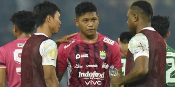 Kiper muda Persib, Putra Sheva Sanggasi (tengah) usai melakoni laga melawan Persebaya Surabaya di Gelora Bung Tomo, Surabaya, Jawa Timur, Sabtu (2/3/2025).