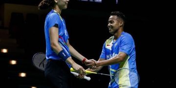 Pasangan ganda campuran Indonesia Rehan Naufal Kusharjanto/Gloria Emanuelle Widjaja saat menghadapi rekan senegaranya Adnan Maulana/Indah Cahya Sari Jamil pada pertandingan babak ke-32 Jerman Terbuka 2025 di Westenergie Sporthalle, Mullheim, Jerman, Rabu malam WIB (26/02/2025).