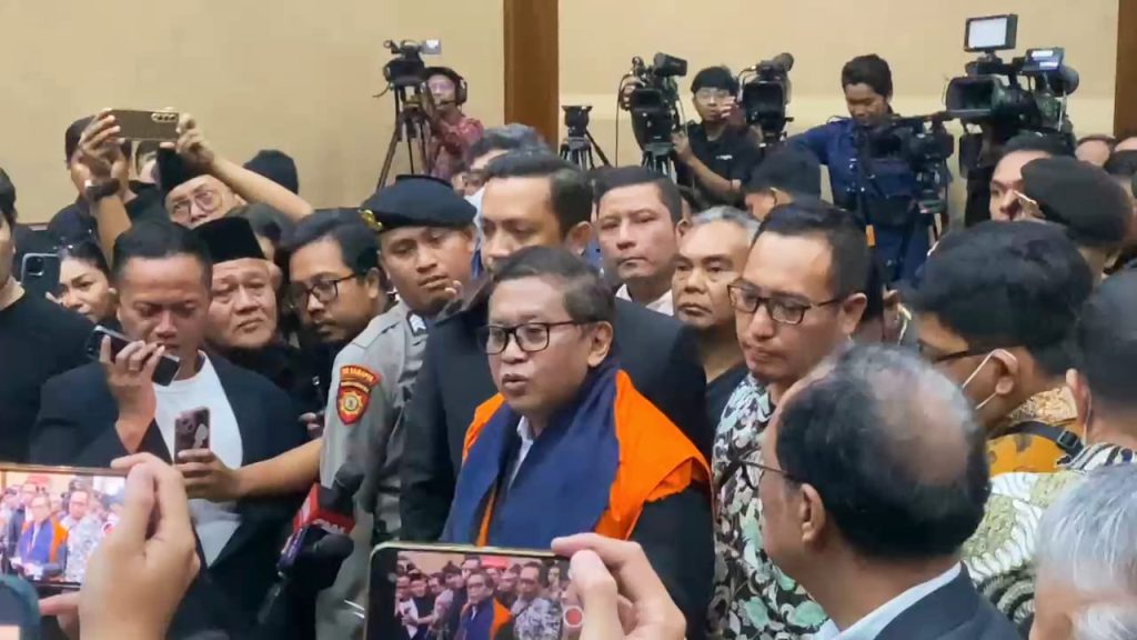 Sekjen PDI Perjuangan, Hasto Kristiyanto saat diwawancarai di PN Jakarta Pusat, Jum'at (14/3/2025) jalani sidang perdana. Hari ini Jumat 21 Maret 2024 bacakan eksespi (Ilham F/Suaranusantara)