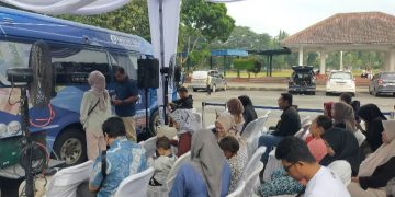 Warga antre untuk menukar uang baru di depan Masjid Agung Al-Araaf, Rangkasbitung, Lebak.(Def/SuaraNusantara)