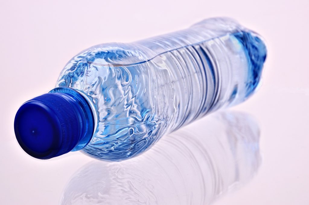 Cara Menghilangkan Mikroplastik dari Air Minum