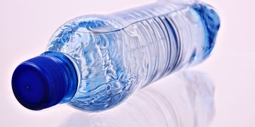 Cara Menghilangkan Mikroplastik dari Air Minum