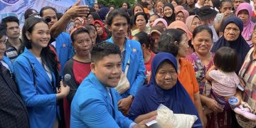 Momen Gerakan Keluarga Besar Mahasiswa UKI bagikan beras ke ratusan masyarakat (Dok Suaranusantara).