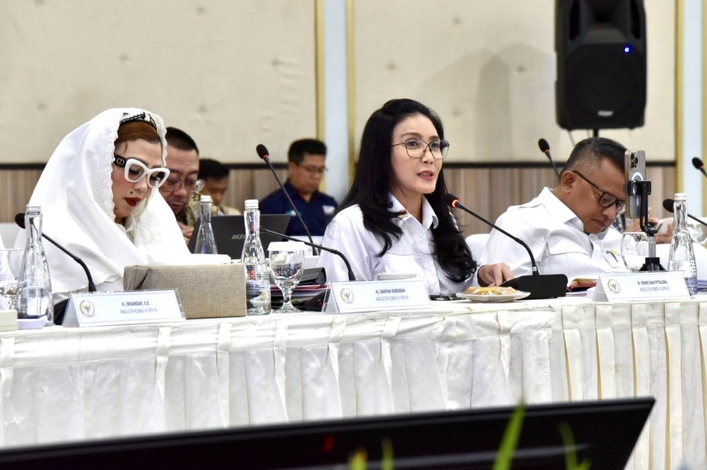 Anggota Komisi VI DPR RI Rieke Diah Pitaloka saat pertemuan dengan jajaran holding BUMN Industri Pertahanan dalam rangka Kunjungan Kerja Reses Komisi VI DPR RI (Dok DPRI RI)