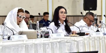 Anggota Komisi VI DPR RI Rieke Diah Pitaloka saat pertemuan dengan jajaran holding BUMN Industri Pertahanan dalam rangka Kunjungan Kerja Reses Komisi VI DPR RI (Dok DPRI RI)