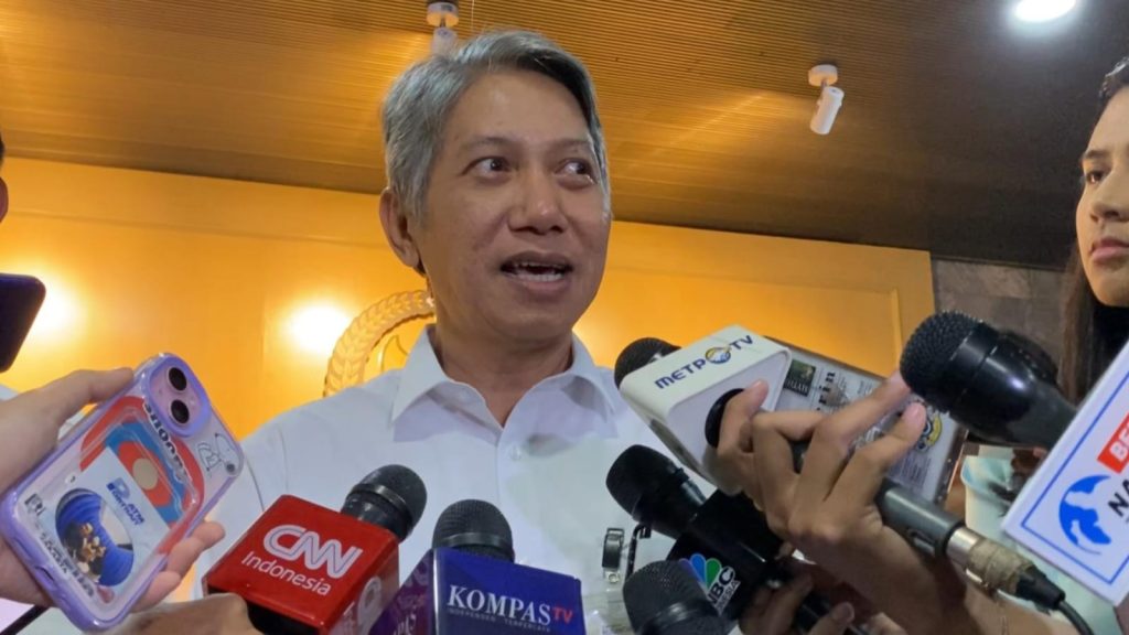 Kepala BKN, Zudan Arif Fakrulloh saat diwawancarai di Kompleks Parlemen, Senayan, Jakarta Pusat, Selasa (22/4/2025). (Ilham F/Suaranusantara).
