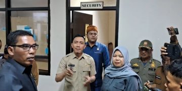 Bupati Lebak Hasbi Jayabaya dan pimpinan DPRD Lebak sidak pelayanan pajak di Samsat Rangkasbitung.(Def/SuaraNusantara)