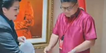 Connie Rahakundini Bakrie serahkan dokumen dan video titipan Sekjen PDI Perjuangan Hasto Kristiyanto ke Wasekjen PDIP Aryo Adhi Dharma (instagram @connierahakundinibakrie)