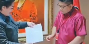 Connie Rahakundini Bakrie serahkan dokumen dan video titipan Hasto Kristiyanto ke petinggi PDI Perjuangan (Instagram @connierahakundinibakrie)