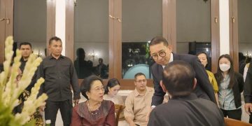 Fadli Zon dan Ketum PDI Perjuangan Megawati Soekarnoputri saat di ruang tunggu berada di Gedung Kesenian Jakarta menyaksikan teater Sejarah Sukarno, Selasa 15 April 2025 (instagram @fadlizon)