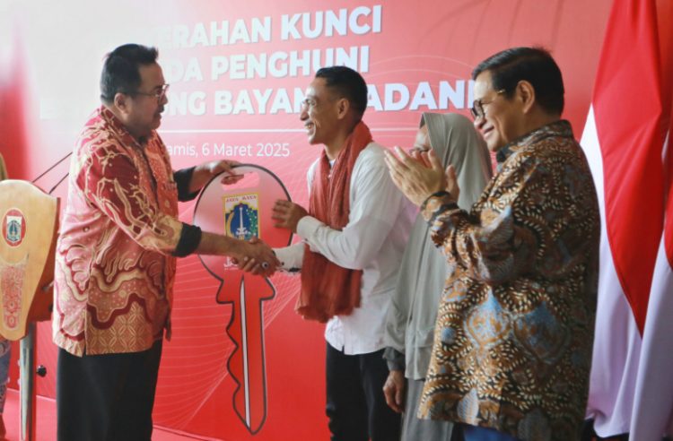 Gubernur dan Wakil Gubenur DKI Jakarta, Pramono Anung-Rano Karno saat memberikan kunci secara simbolis pada warga Kampung Bayam (Dok Pemprov DKI).