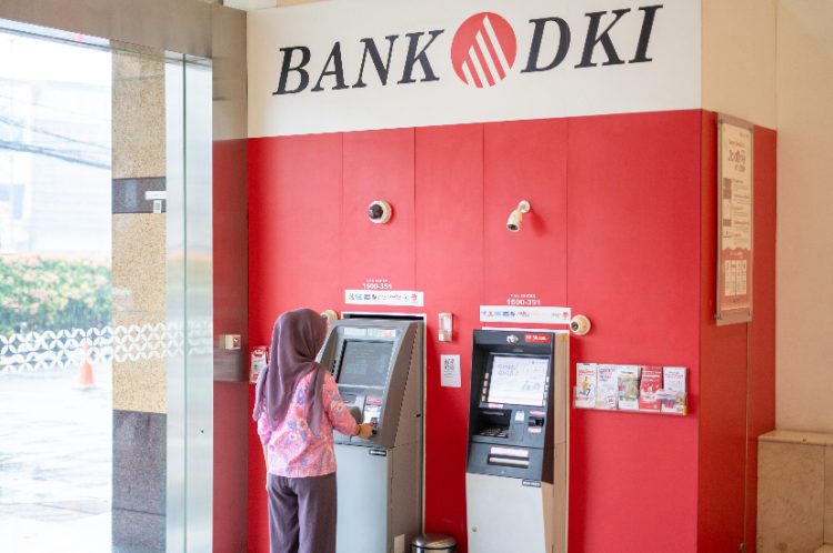 Ilustrasi warga Jakarta saat menggunakan mesin ATM BANK DKI (Dok Istimewa).