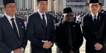 Presiden ke 7 Joko Widodo atau Jokowi bersama tiga utusan Presiden RI Prabowo Subianto saat menghadiri pemakaman Paus Fransiskus di Basilika Santo Petrus, Vatikan Sabtu 26 April 2025
