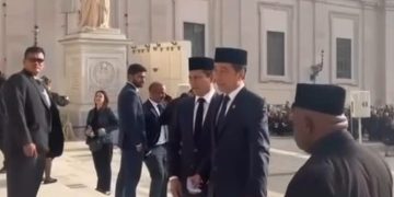 Presiden ke 7 RI Joko Widodo atau Jokowi berada Lapangan Basilika Santo Petrus usai hadiri pemakaman Paus Fransiskus di Vatikan, Sabtu 26 April 2025 (instagram @windrasanur)