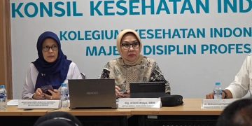 Ketua KKI, drg. Arianti Anaya saat konferensi pers di kantor KKI, Jakarta Selatan, Kamis (17/4/2025).(Ilham F/Suaranusantara).