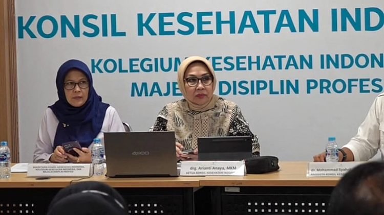 Ketua KKI, drg. Arianti Anaya saat konferensi pers di kantor KKI, Jakarta Selatan, Kamis (17/4/2025).(Ilham F/Suaranusantara).