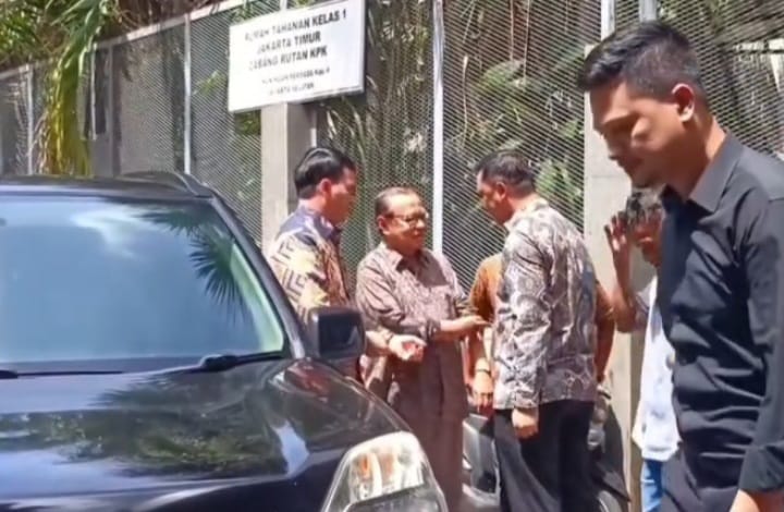 Jenguk Hasto Kristiyanto yang ditahan di rutan KPK, Uskup Agung Jakarta Kardinal Suharyo bawa daun palma, Senin 14 April 2025 (instagram @bayanews.id