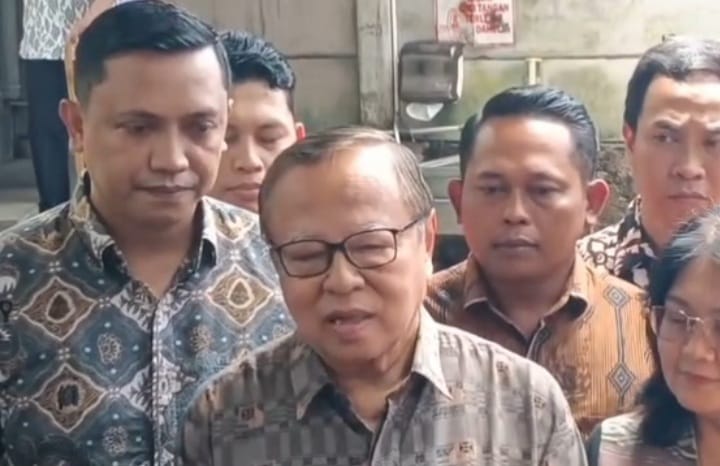 Uskup Agung Jakarta, Kardinal Suharyo usai menjenguk Hasto Kristiyanto yang ditahan di Rutan KPK, Senin 14 April 2025 (instagram @jutanmanik)