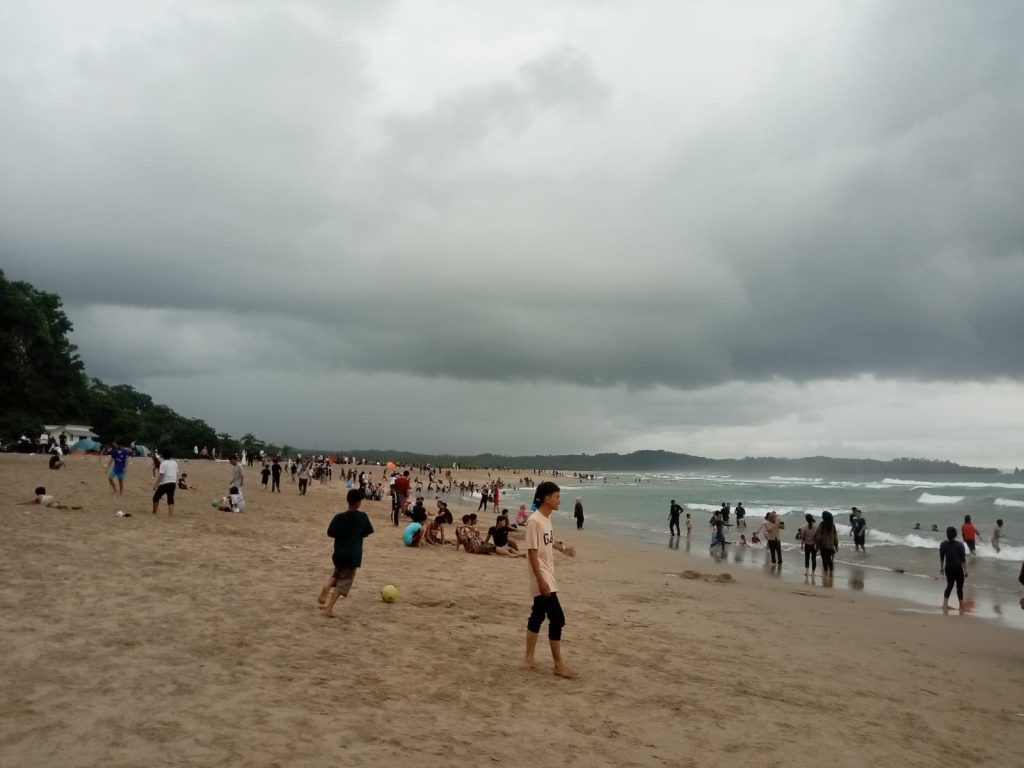 Seorang wisatawan terseret ombak di Pantai Goa Langir, Lebak.(dok. Basarnas Banten)