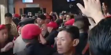 Sidang Sekjen PDI Perjuangan Hasto Kristiyanto kembali digelar hari ini Kamis 24 April 2025, terjadi kericuhan diduga ada penyusup (instagram @forumkeadilantv)