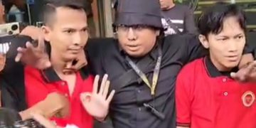 Dua orang berbaju merah diduga adalah penyusup yang masuk ke dalam ruang persidangan saat akan digelar sidang lanjutan Sekjen PDI Perjuangan Hasto Kristiyanto, hari ini Kamis 17 April 2025. (instagram @suaraakarrumputt)