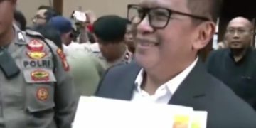 Sekjen PDI Perjuangan Hasto Kristiyanto saat memamerkan salinan berkas perkara ke awak media sesaat sebelum sidang dimulai, Kamis 17 April 2025 (instagram @ebook.everywhere)