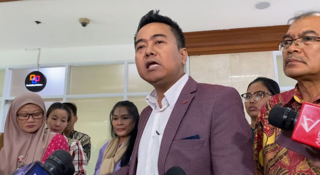 Kuasa hukum eks pemain sirkus OCI, Muhammad Soleh saat diwawancarai di Kompleks Parlemen, Senayan, Jakarta Pusat, Senin (21/4/2025). (Ilham F/Suaranusantara)