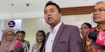 Kuasa hukum eks pemain sirkus OCI, Muhammad Soleh saat diwawancarai di Kompleks Parlemen, Senayan, Jakarta Pusat, Senin (21/4/2025). (Ilham F/Suaranusantara)
