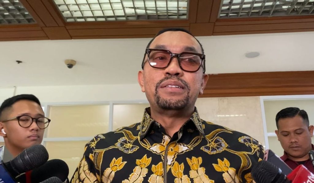 Wakil Ketua Komisi III DPR RI, Ahmad Sahroni saat diwawancarai di Kompleks Parlemen, Senayan, Jakarta Pusat, Senin (21/4/2025) terkait Sirkus OCI (Ilham F/Suaranusantara).