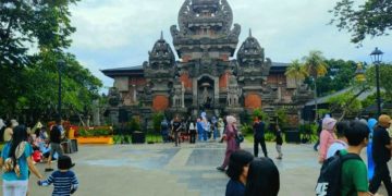 Taman Mini Indonesia Indah (TMII) mencatat lonjakan pengunjung pada hari ketiga Lebaran (Suaranusantara.com/GN)