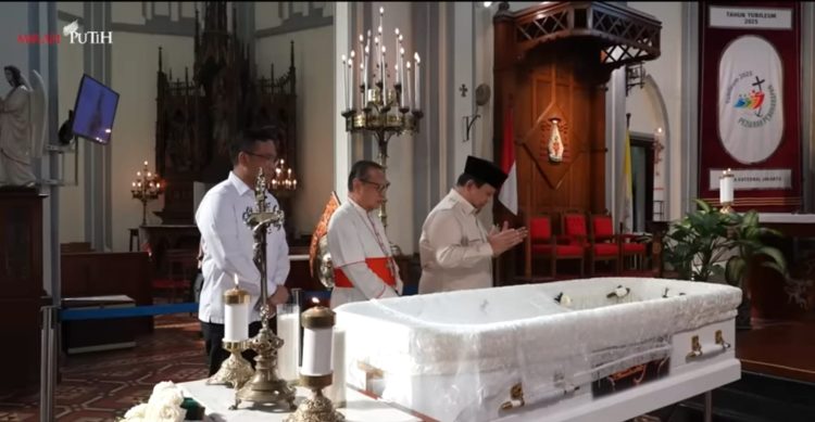 Presiden Prabowo Subianto saat melayat jenazah Uskup Emeritus Keuskupan Agung Kupang, Monsinyur (Mgr) Petrus Turang di Gereja Katedral (Dok Youtube Sekreriat Presiden).