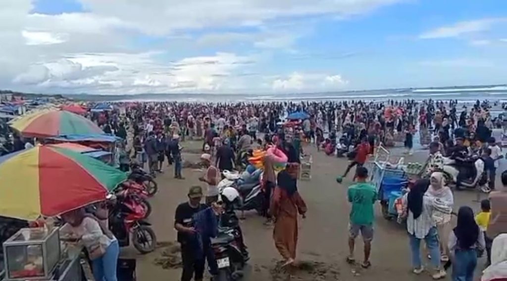 Wisatawan padati pantai di Lebak saat libur Lebaran.(Def/SuaraNusantara)